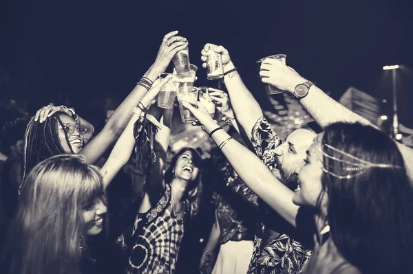 Amigos disfrutando del festival de música — Foto de Stock