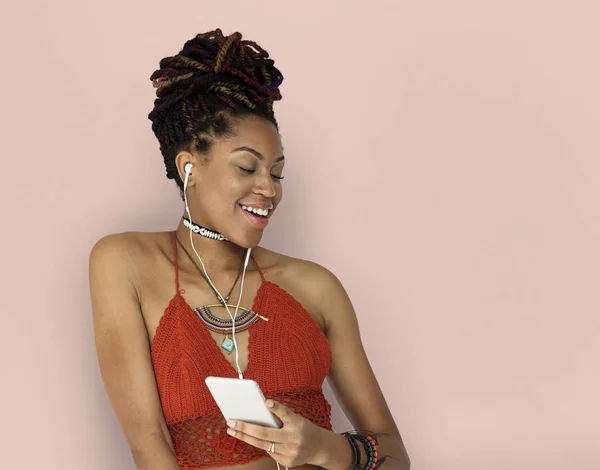 African american kobieta słuchania muzyki — Zdjęcie stockowe