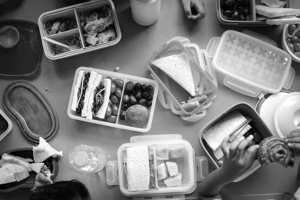 Crianças do jardim de infância comendo alimentos — Fotografia de Stock