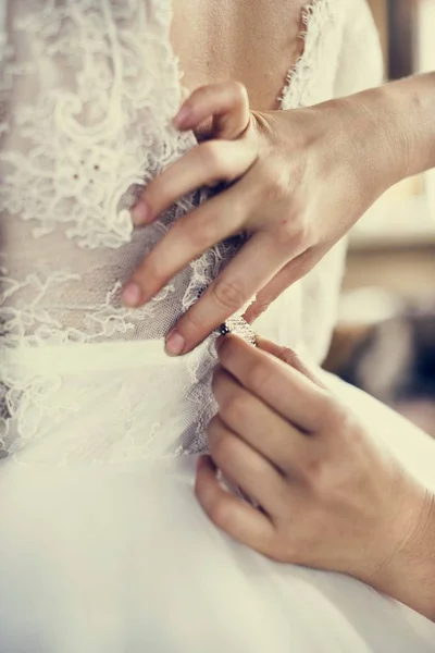 Ελκυστική όμορφη νύφη ντύσιμο για γαμήλια τελετή — Φωτογραφία Αρχείου