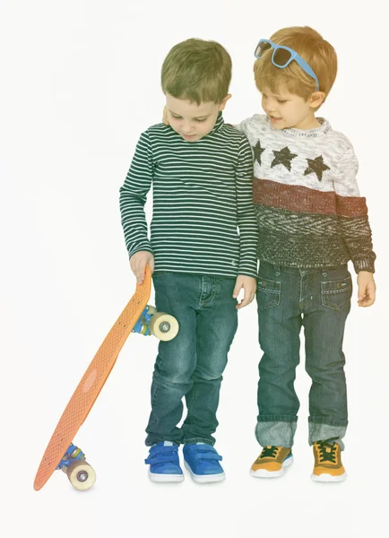 Хлопчики грають зі скейтбордом — стокове фото