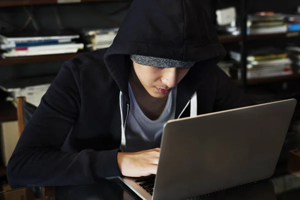 Azjatycki człowiek korzysta z laptopa — Zdjęcie stockowe