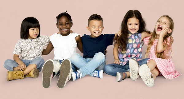 Kids sitting on floor together — Stock Photo, Image