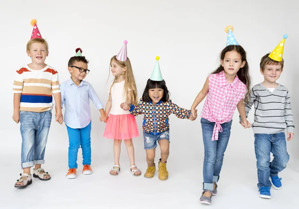 Дети в шляпах для вечеринок — стоковое фото