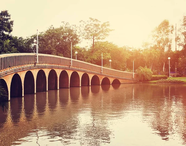 Brücke und See bei Sonnenuntergang — Stockfoto