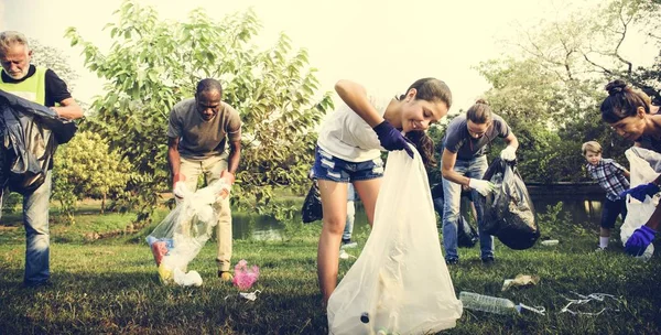 Persone che raccolgono spazzatura nel parco — Foto Stock