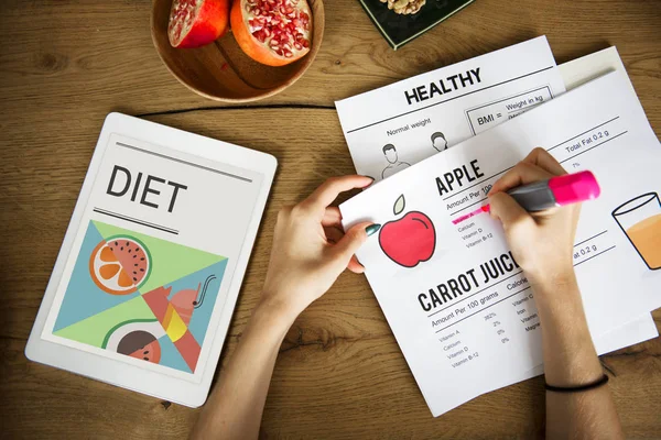 Mujer haciendo plan con tableta digital — Foto de Stock