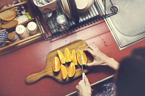 Kobieta, plasterki pomarańcza — Zdjęcie stockowe