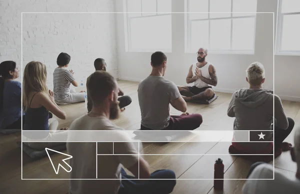Diversidade Pessoas fazendo exercícios de ioga — Fotografia de Stock