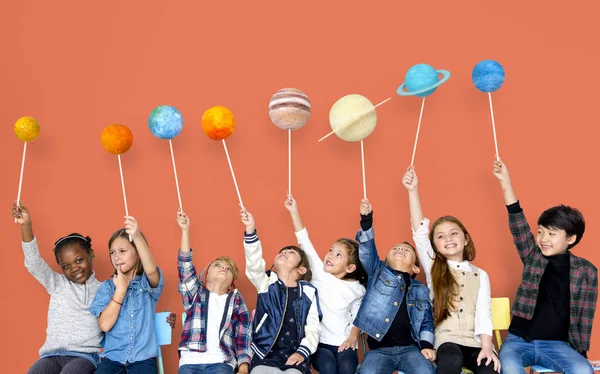Children holding solar system planets — Stock Photo, Image