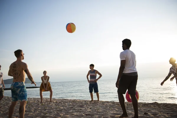 plaj topu oynayan arkadaşlarım