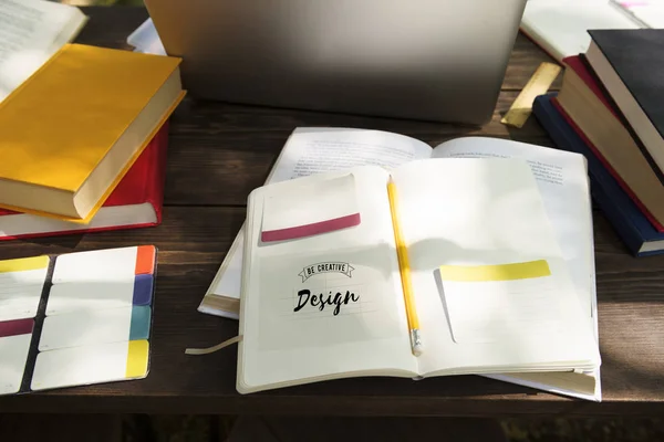 Material de escritório na mesa de trabalho — Fotografia de Stock