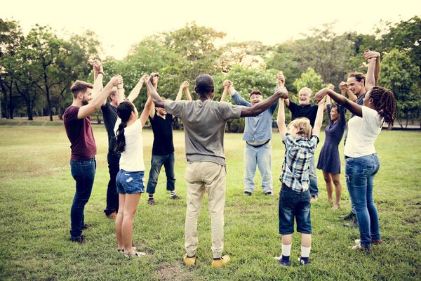 Группа различных людей, держащихся за руки поддержки
 