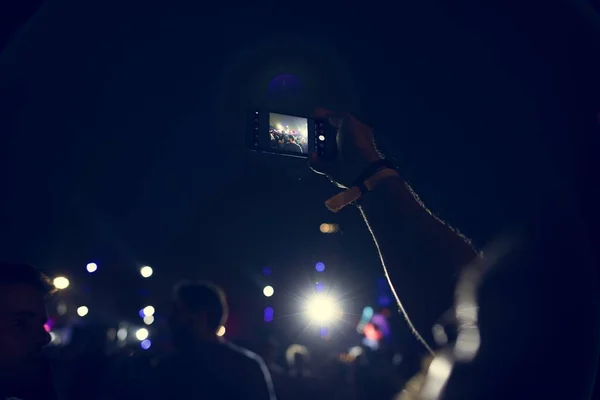 Personer att ta foto i konsert — Stockfoto