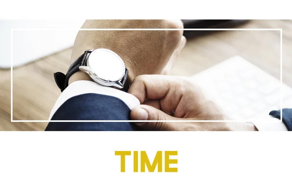 Руки бизнесмена с наручными часами — стоковое фото