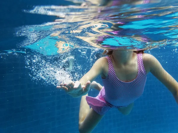 Swimmimg κορίτσι στην πισίνα — Φωτογραφία Αρχείου