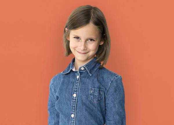 Caucasiana menina com cabelo curto — Fotografia de Stock