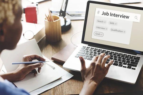 Afrikaanse vrouw met laptop — Stockfoto