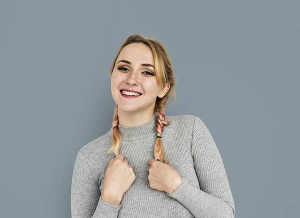 Sonriente mujer sosteniendo trenzas — Foto de Stock