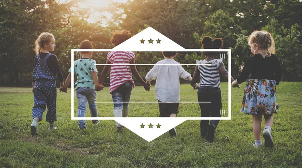 Enfants courant dans le jardin — Photo