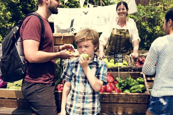 新鮮な青リンゴを噛む少年 — ストック写真