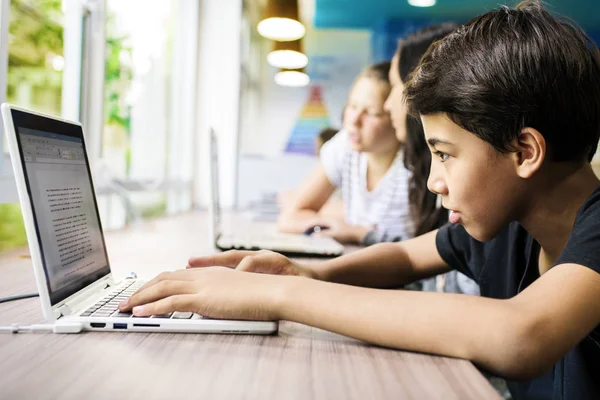 Scholieren met behulp van laptops — Stockfoto