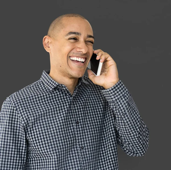 Χαμογελαστός άνθρωπος μιλώντας στο κινητό — Φωτογραφία Αρχείου