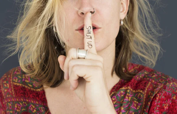 Mulher gesticulando quieto com o dedo — Fotografia de Stock