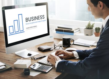 bilgisayarla çalışma iş adamı