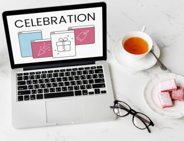 Açık çalışma tablosu üstünde laptop