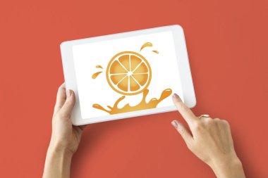 kişi holding dijital tablet