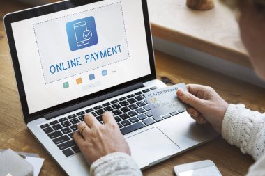 Kredi kartı ve dizüstü bilgisayarı olan kadın