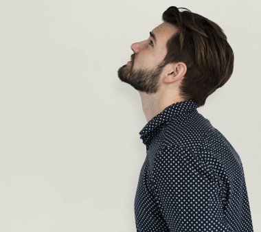 Yakışıklı sakallı adam. 