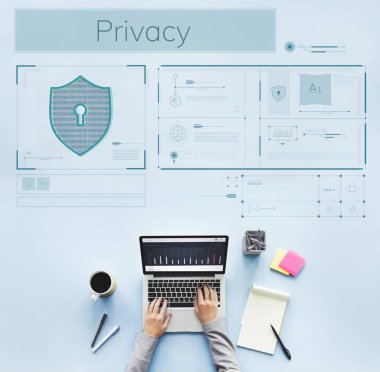 Laptop klavyesinde yazan kişi