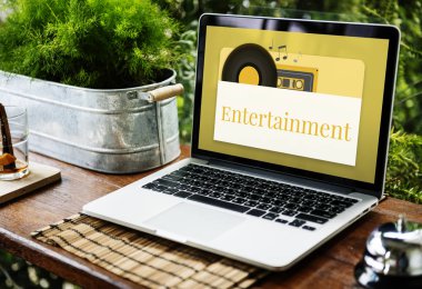 ahşap masa üstünde açılan laptop 