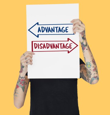 Dövmeli kişi holding afiş. 