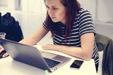 Ofiste çalışan kadın.