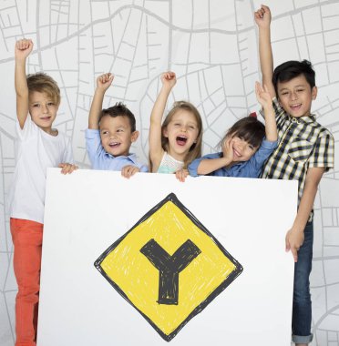 küçük çocuklar afişini holding