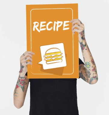 Dövmeli kişi holding afiş. 