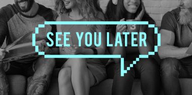 kanepede oturan ve konuşan öğrenciler