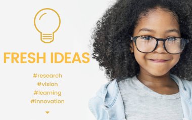 sevimli kız gülümseyerek