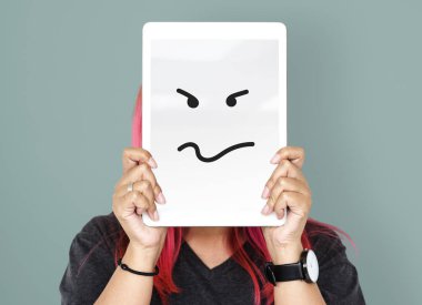 Dijital tablet ile yüz kapsayan kişi