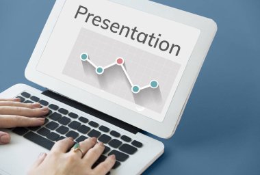 Dizüstü bilgisayarda yazan kadın klavyesi