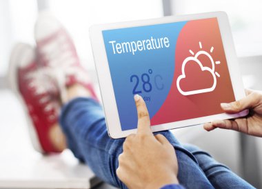 dijital tablet kullanan kadın 