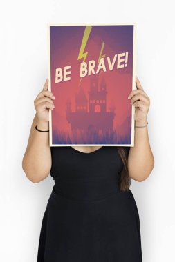 Kadın afişini tutar 