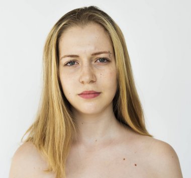 Kadın sakin yüz ifadesi ile