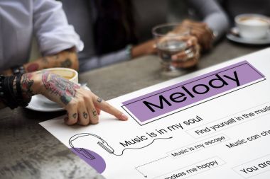 İşçilerin afiş üzerinde çalışma 