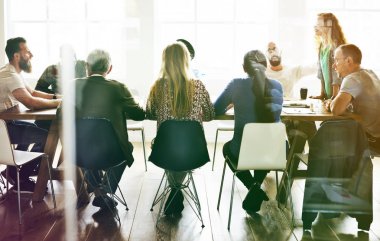 iş toplantısında çok ırklı insanlar