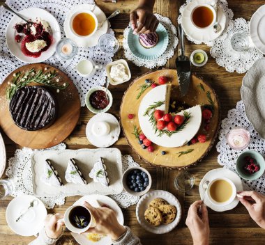 Çay partisi üzerinde toplama arkadaşlar