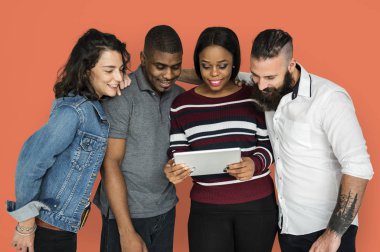 İnsanlar dijital aygıt